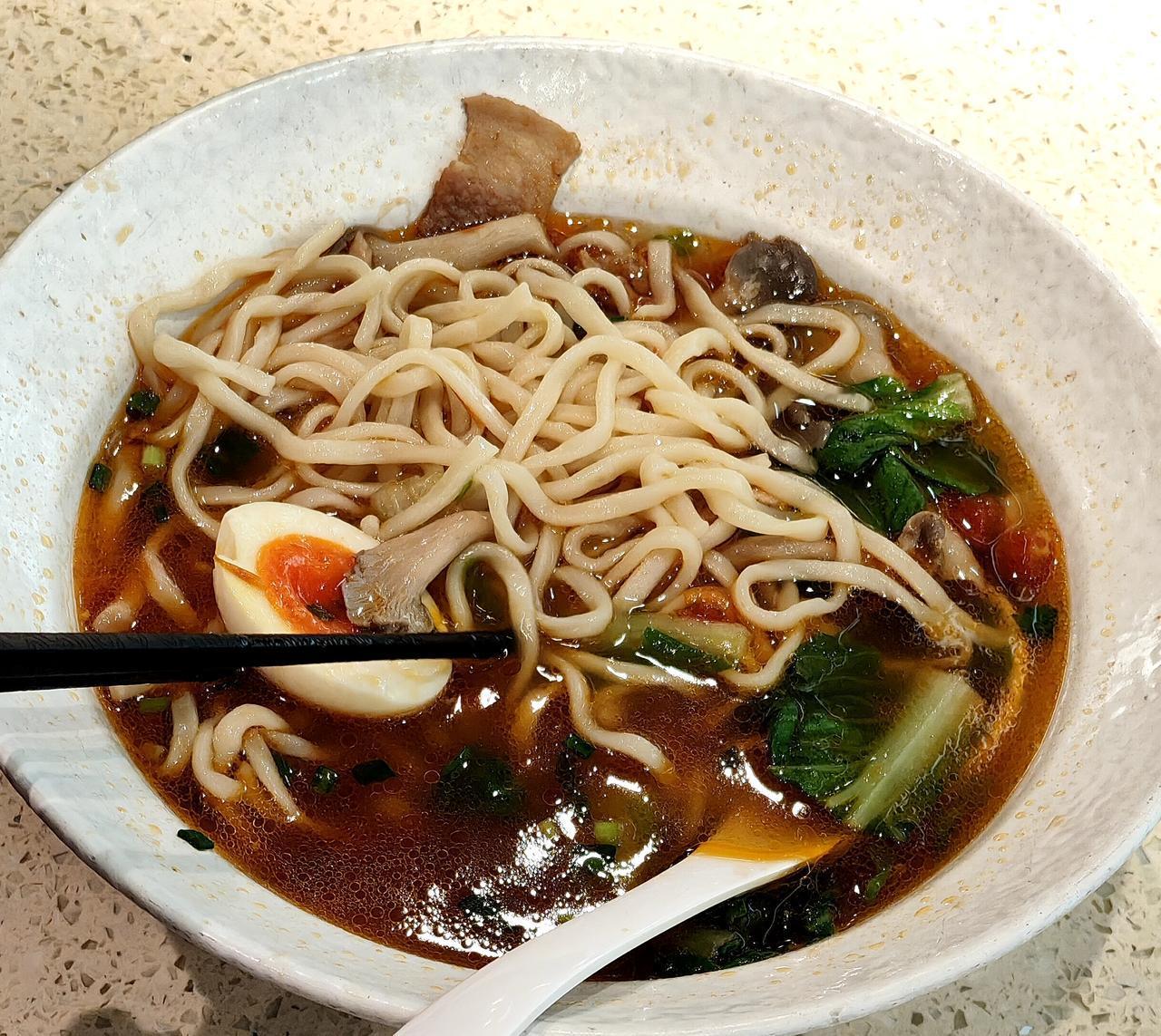 偶然想吃一点外地的美食，想拍照片，我就约了一个喜欢吃面的旧同事过来绿地缤纷城陪我