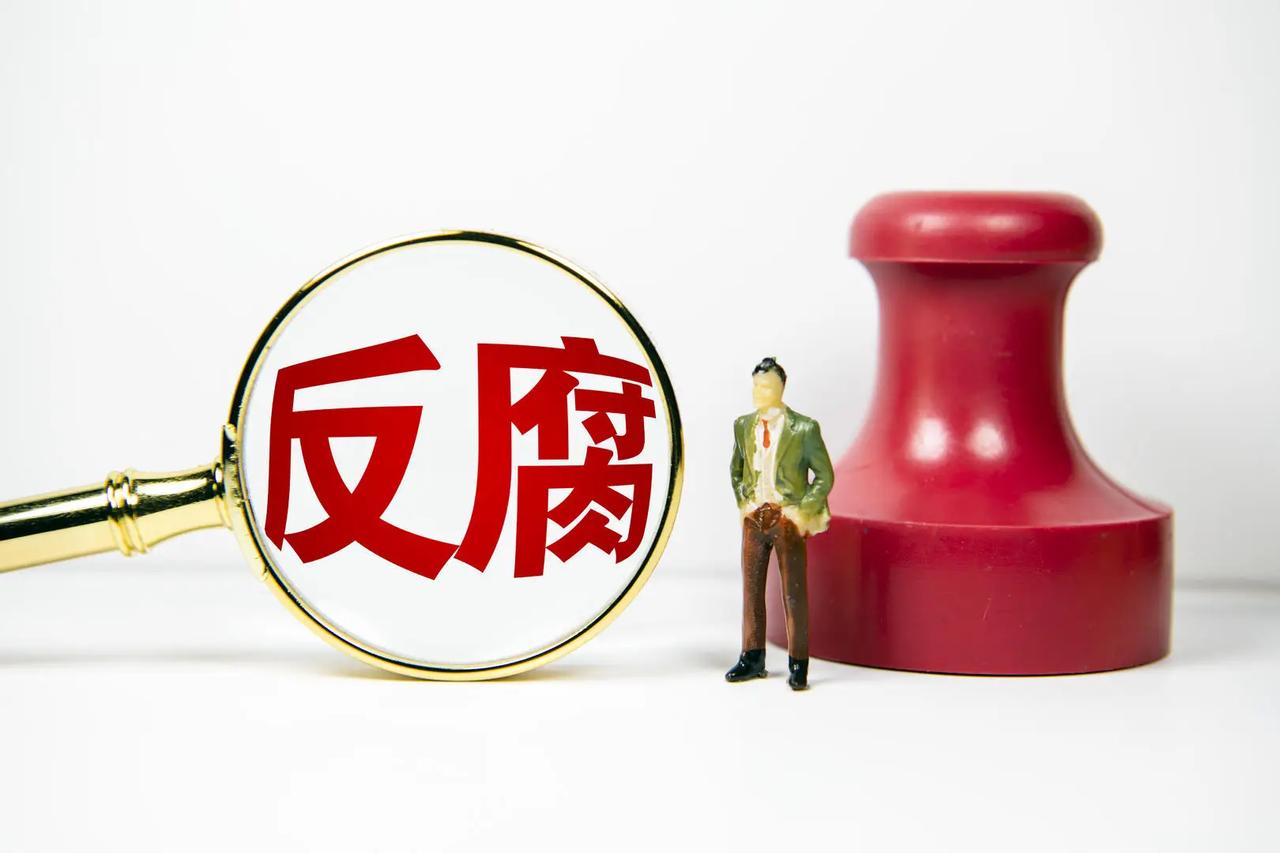 和在纪委工作的朋友聊天，他感慨，很多被查处的违纪违法干部，腐化堕落并非一夜之间，