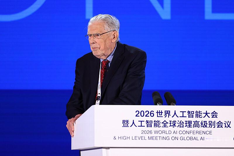 姚期智在2026世界人工智能大会的演讲。给不少焦虑AI取代人类的人。浇了杯透心的清醒冰水。他直接点破