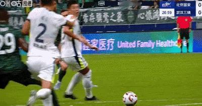 北京国安4比0武汉三镇国安昨天一开始那个点球其实是有一点争议的，觉得法比奥倒地