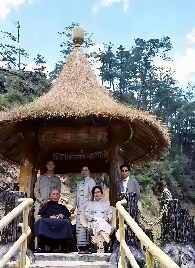 台湾某地风景区，蒋介石夫妻陪大姐宋霭龄正在毛草亭合影。这里风景优美，拍照时蒋