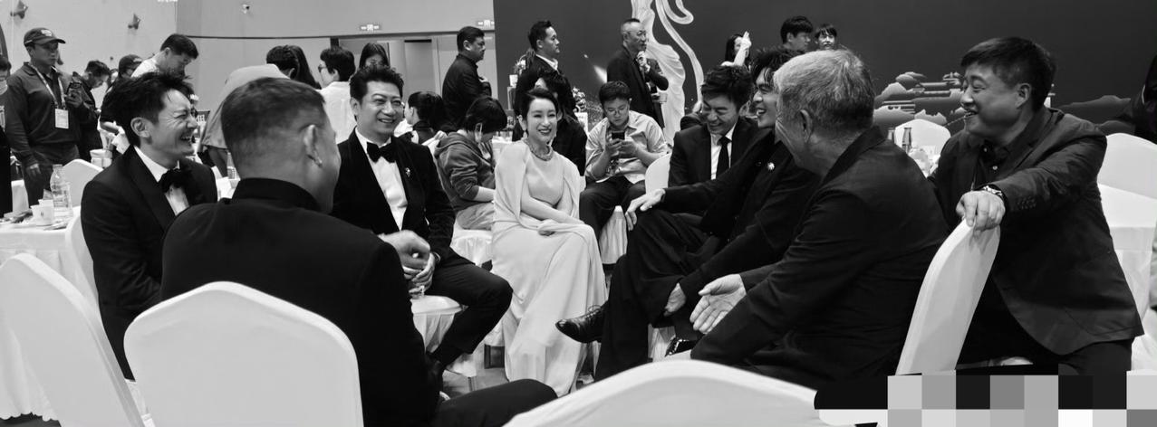 王新军怎么也想不到，自己的老婆魅力这么大，在飞天奖后台，被一群男人围着一起聊