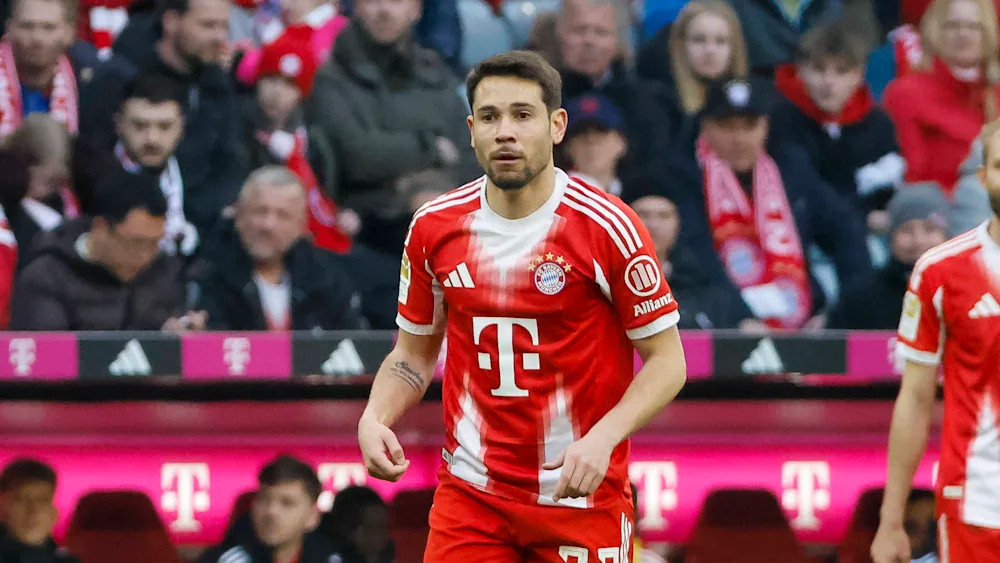 就在拜仁官宣葡萄牙后卫格雷罗今夏离队后不久，葡媒《记录报》称葡超豪门本菲卡有意免