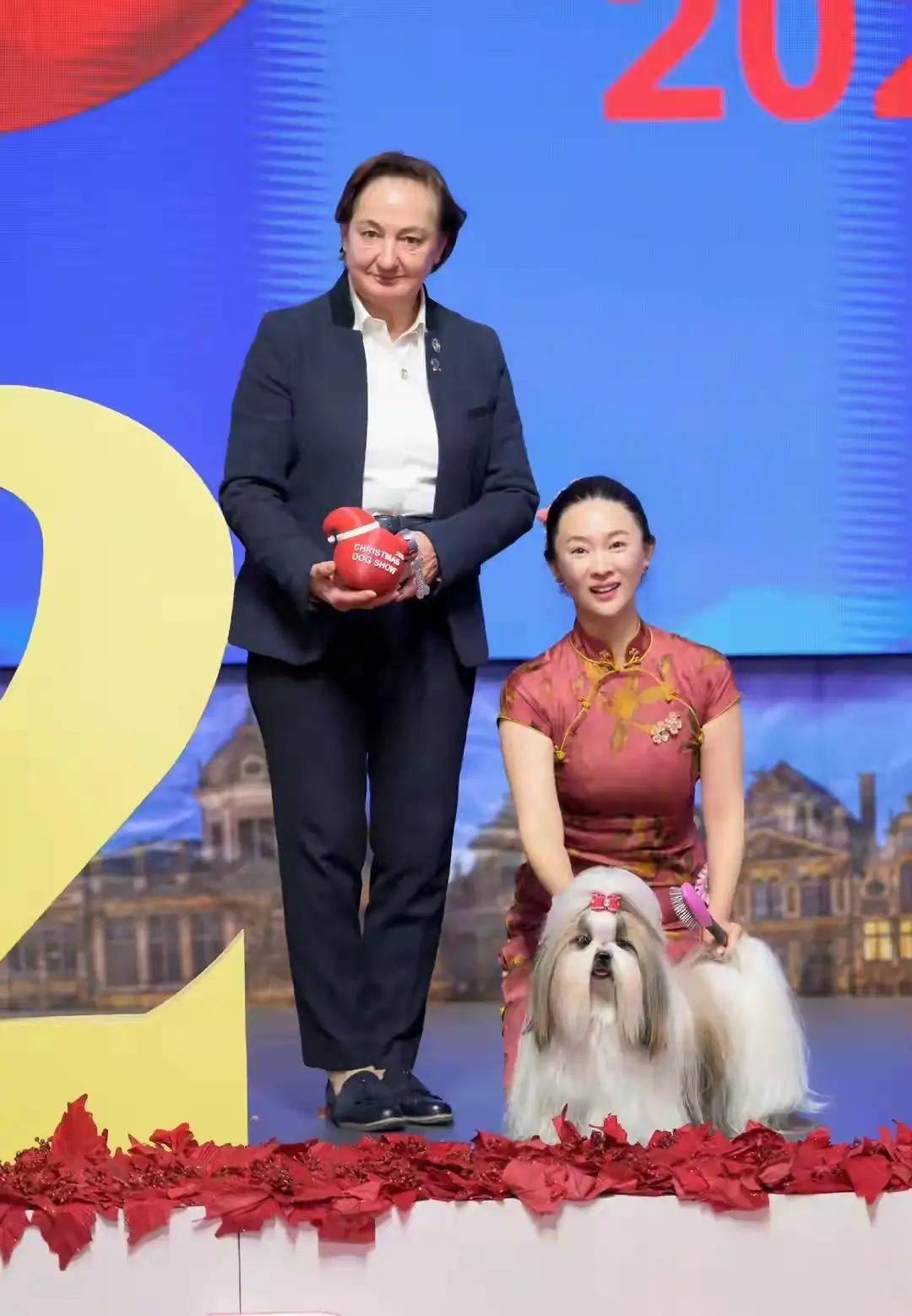 有个朋友说，像霍思燕这样的身材，在娱乐圈算是另类。因为现在的娱乐圈，可以看一下