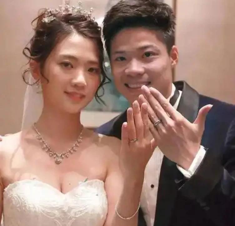 原来她就是苏炳添背后的贤内助！近日苏炳添老婆再次高调官宣喜讯，让人不禁感叹，这位