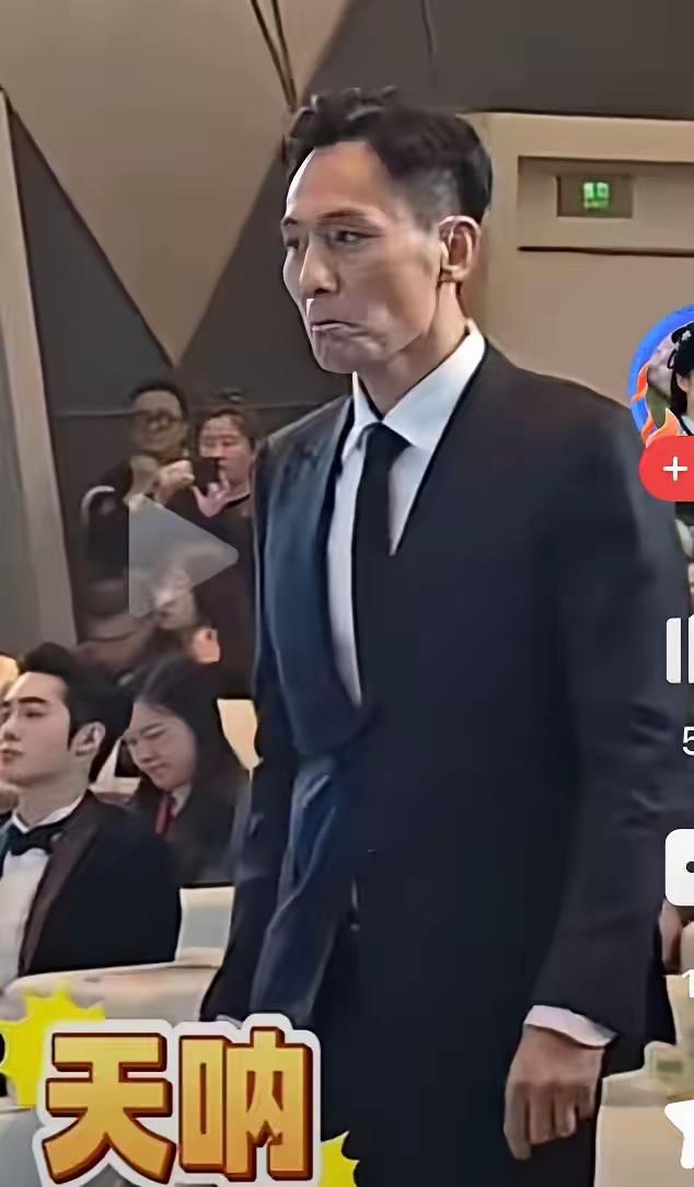 瘦是瘦有肌肉，据说刘烨为了演出刮骨脸的内函。强瘦40斤，不是病，请放心