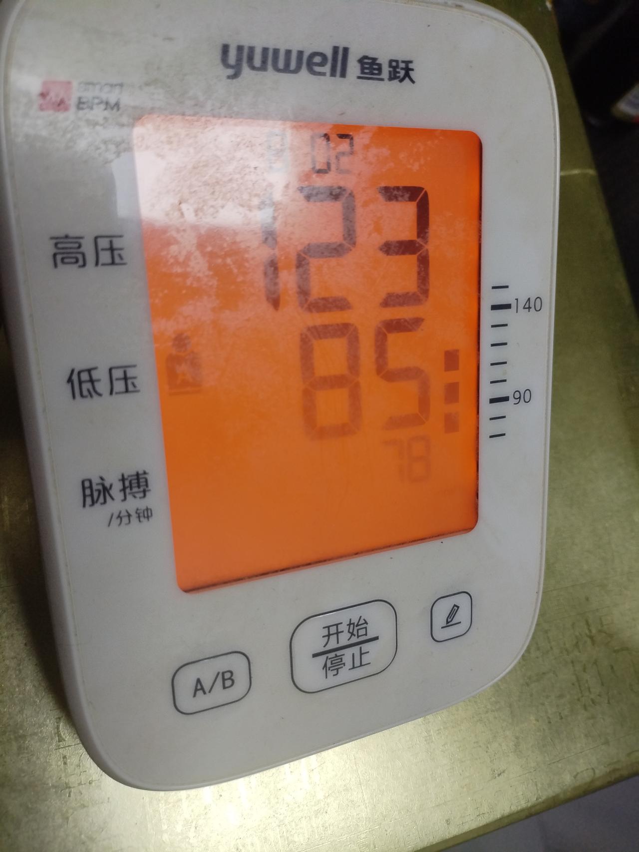 前段时间时间血压一直在140-93左右，看了好几家医院，在第一家医院一量血压也是