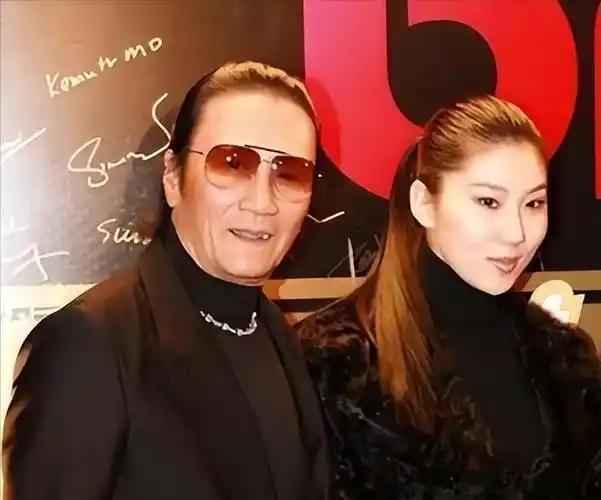 给你2000万，陪一个70岁的老头子过12年，你愿意吗？ 她做到了。她与那