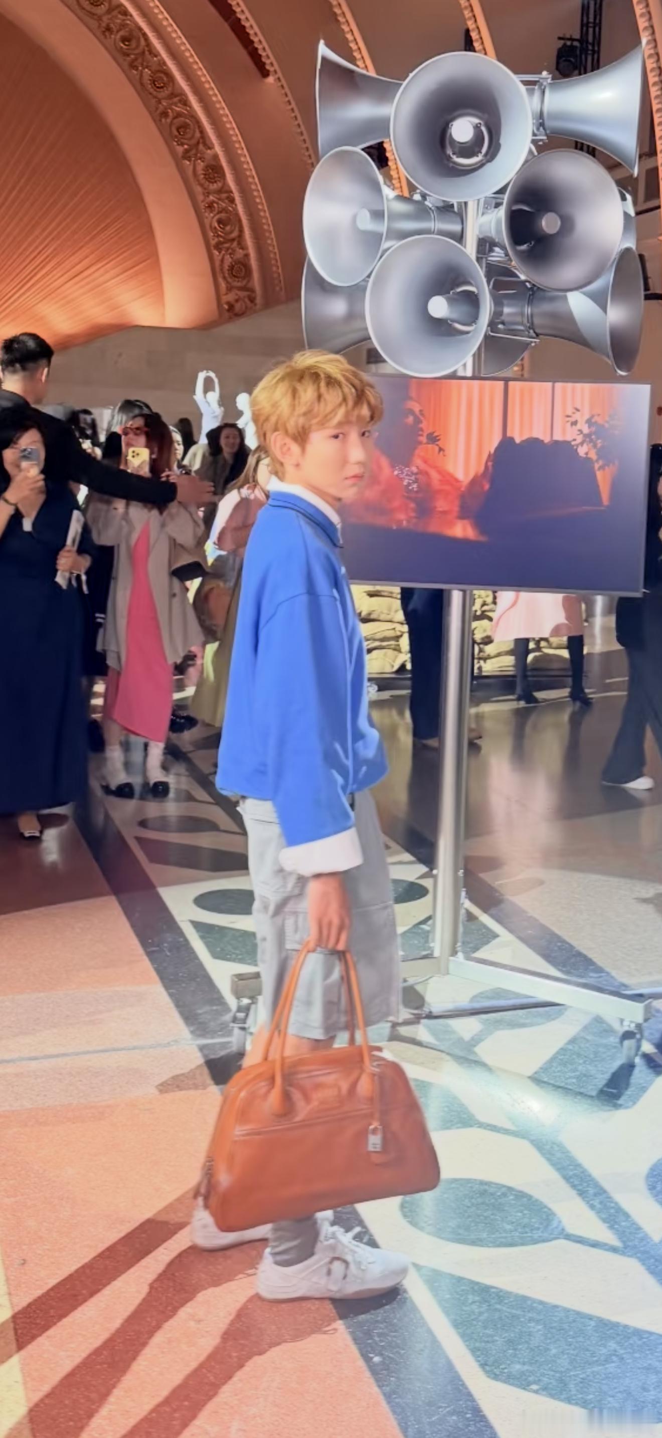 王源线下皮肤状态很多人都敢说小头扁身才是时尚感的充要条件好羡慕王源完美的头