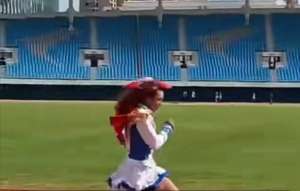 近年来，校园体育赛事中的奇闻屡见不鲜。近日，厦门一男生穿着裙装、戴着假发参加校运