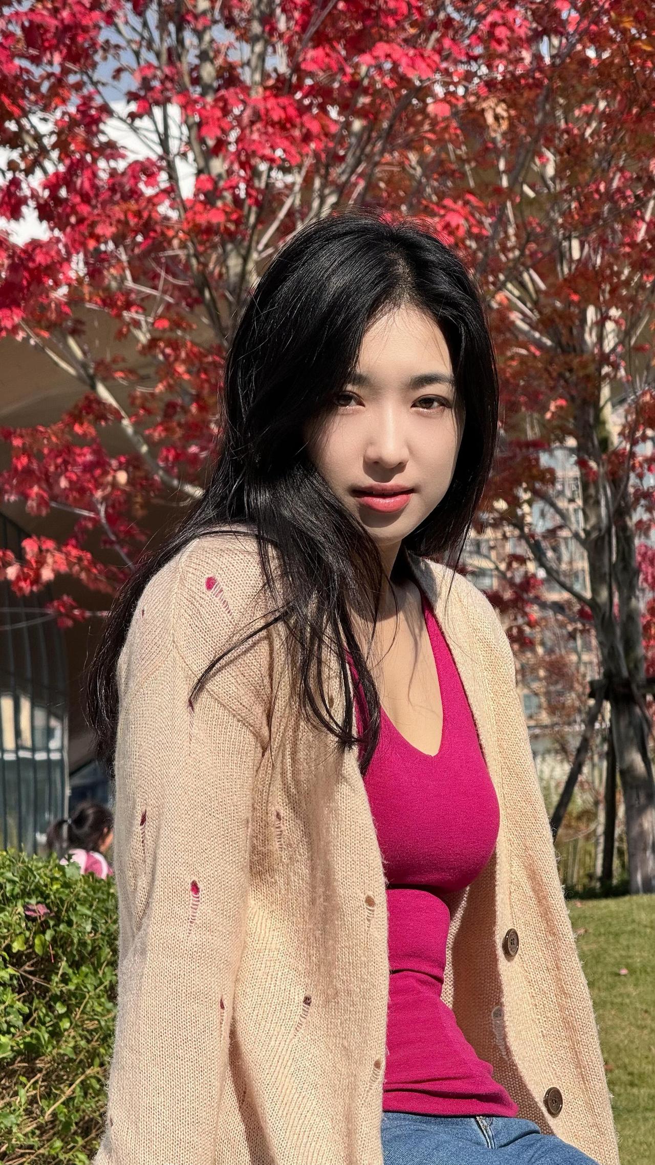 “人在冬天，会喜欢阳光、笨拙，生活和英雄主义这些词。尘埃样的真实，会想成为自己。