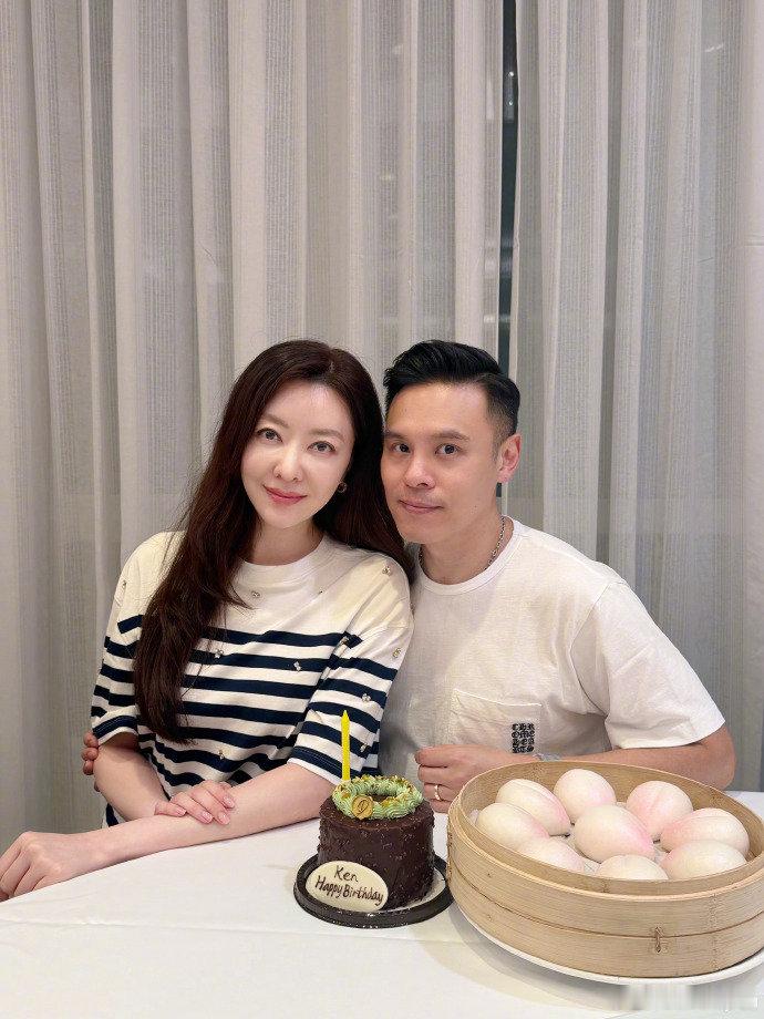 熊黛林一家四口合照为老公庆生熊黛林晒出一家四口合照为老公庆生，配文简单又温馨：