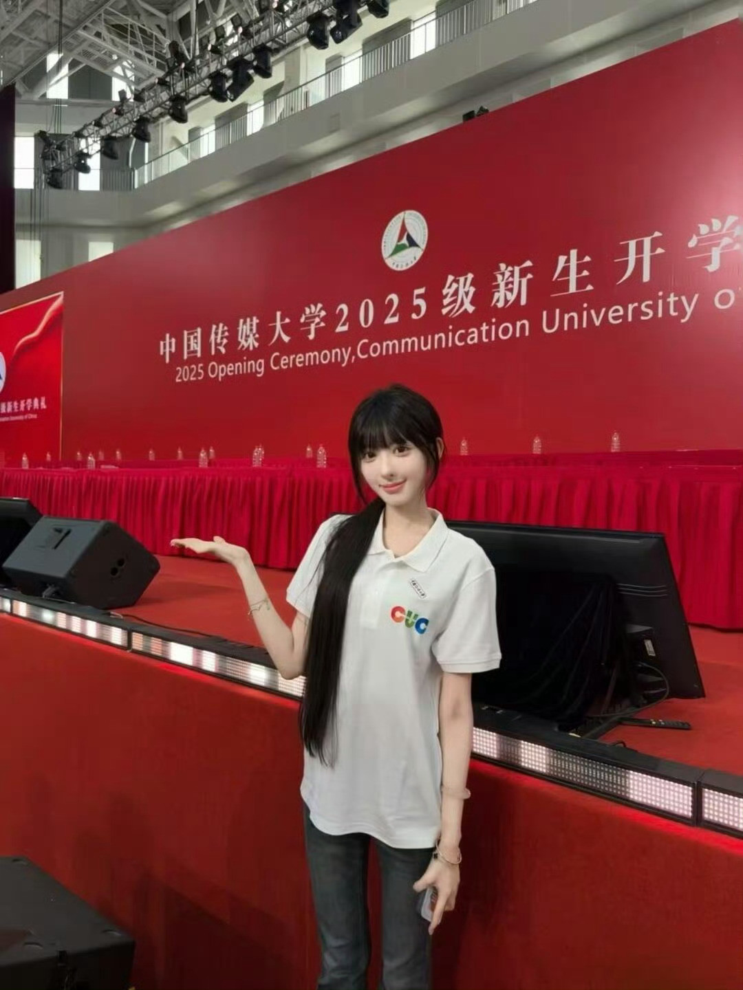 之前被擦妆5次的艺考女生，亮相中传开学典礼​​​