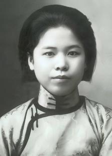 1947年，特务们将杨虎城的夫人谢葆真牢牢捆住，脱下她的裤子后，用针头扎进她的大