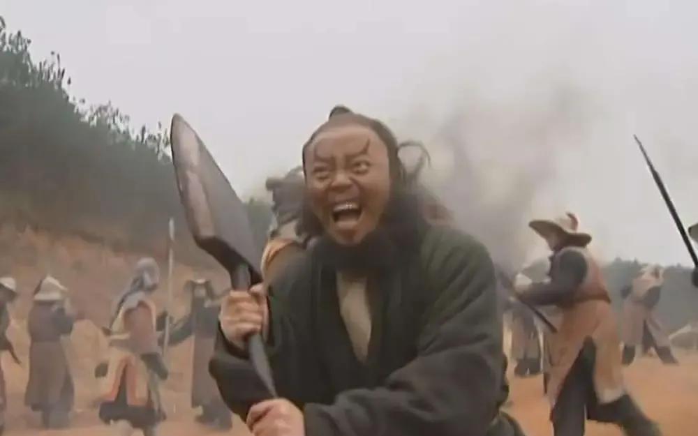 大家仔细看看【李逵】手中的这只板斧，是不是有点意思。我就觉得李逵杀人不是砍死的，