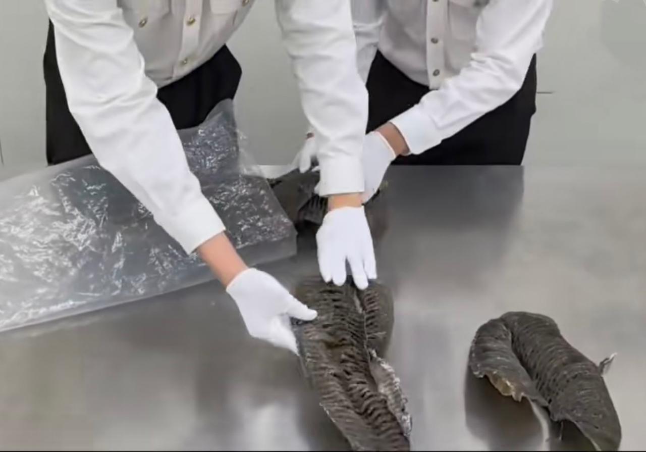 拦截了!深圳福田口岸，一名进境男子的行李，机检显示，里面有细密的梳齿状物品，密度