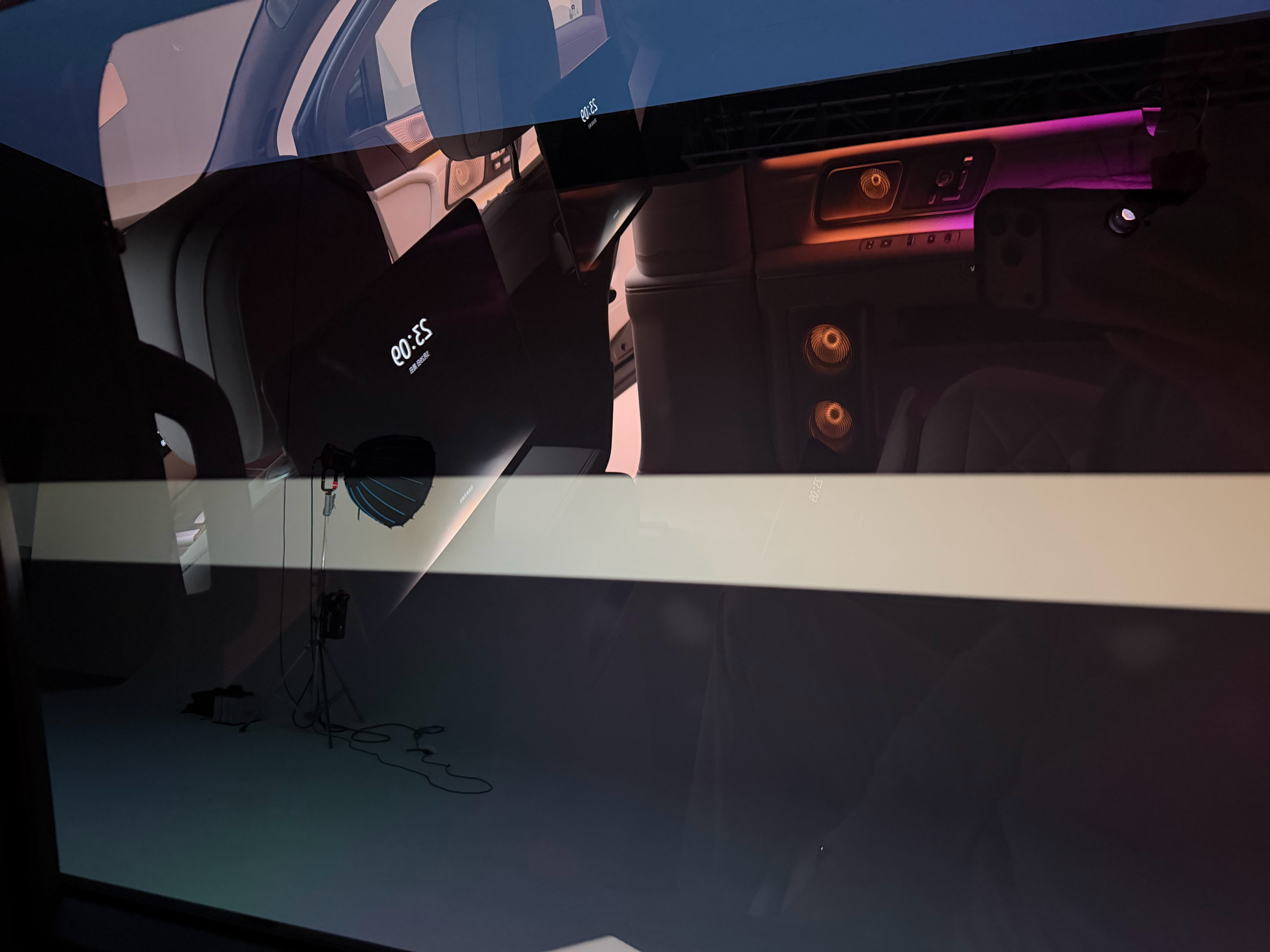 蔚来ES9算是把隐私玻璃玩得更高阶了！大家一定要去玩玩这个“一条缝”的猫眼模式，