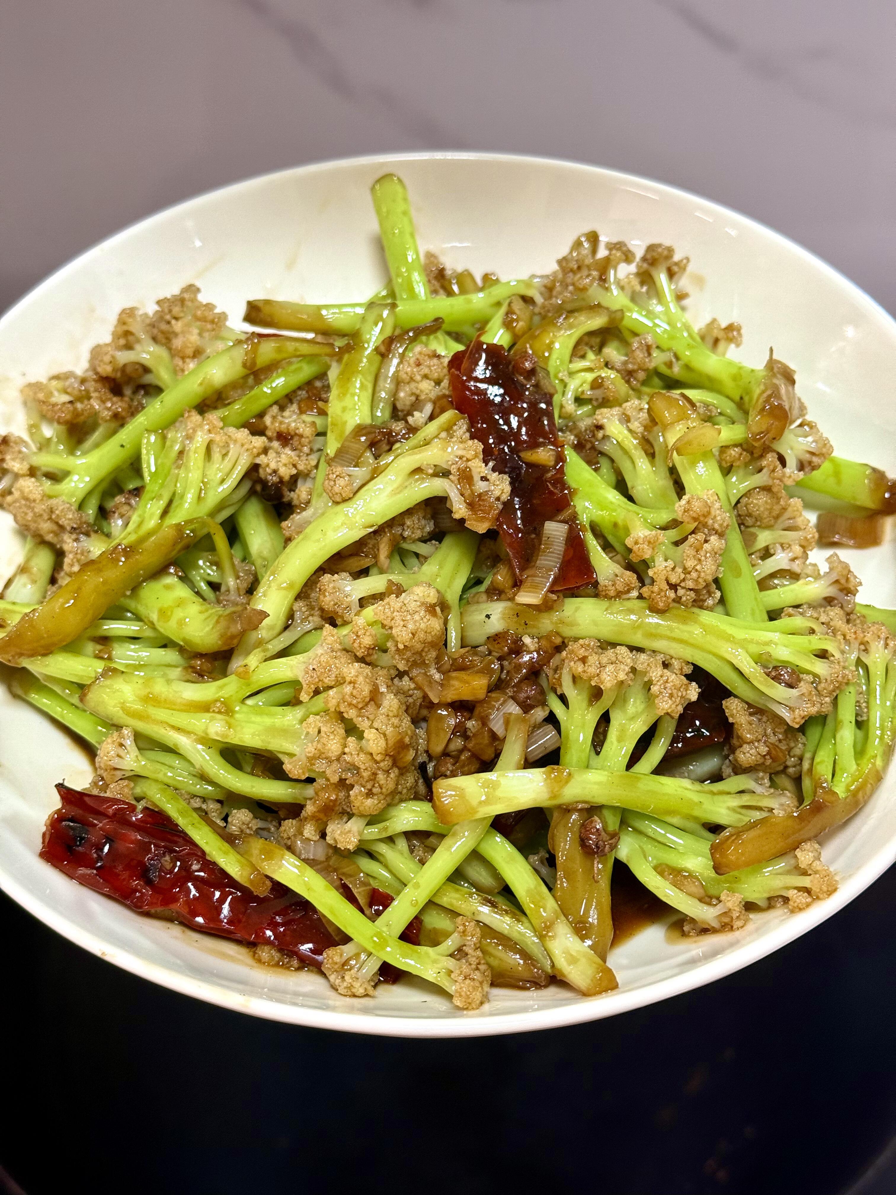 干煸花菜｜香到上头，三天两头做一次都不腻家人们！我做的这道干煸花菜，真的越吃越