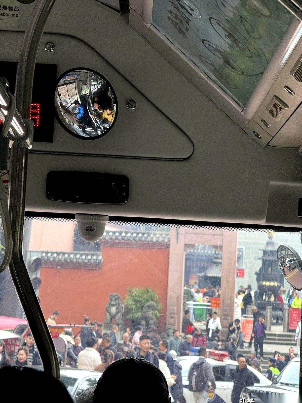 每年大年初一，都有一批真正的勇士，敢开车往南山老君洞冲。你以为你是去祈福的？