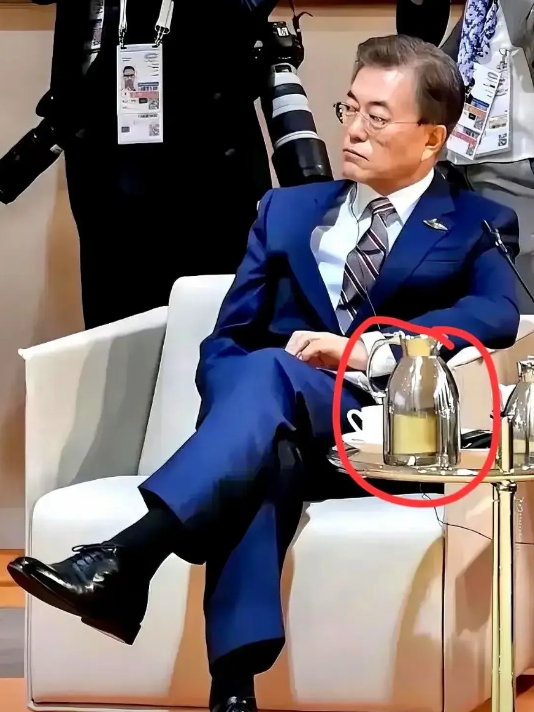 李在明刚上任韩国总统，文在寅就回到了国会现场参加议会，着实出乎意料。韩国前总统的
