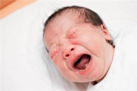 半岁宝宝一直哭闹, 医生检查完怒斥妈妈, 再晚点孩子可能要截肢