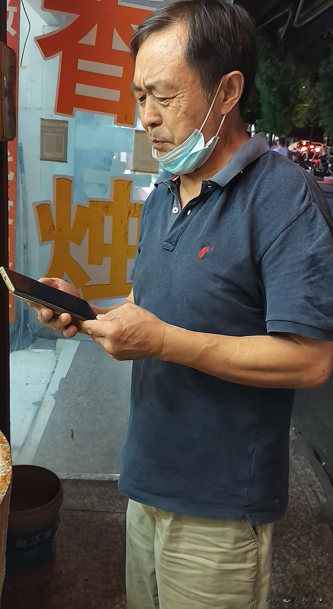 老爷子来买肉，看着挺眼熟，好像在哪见过？有认识的吗？