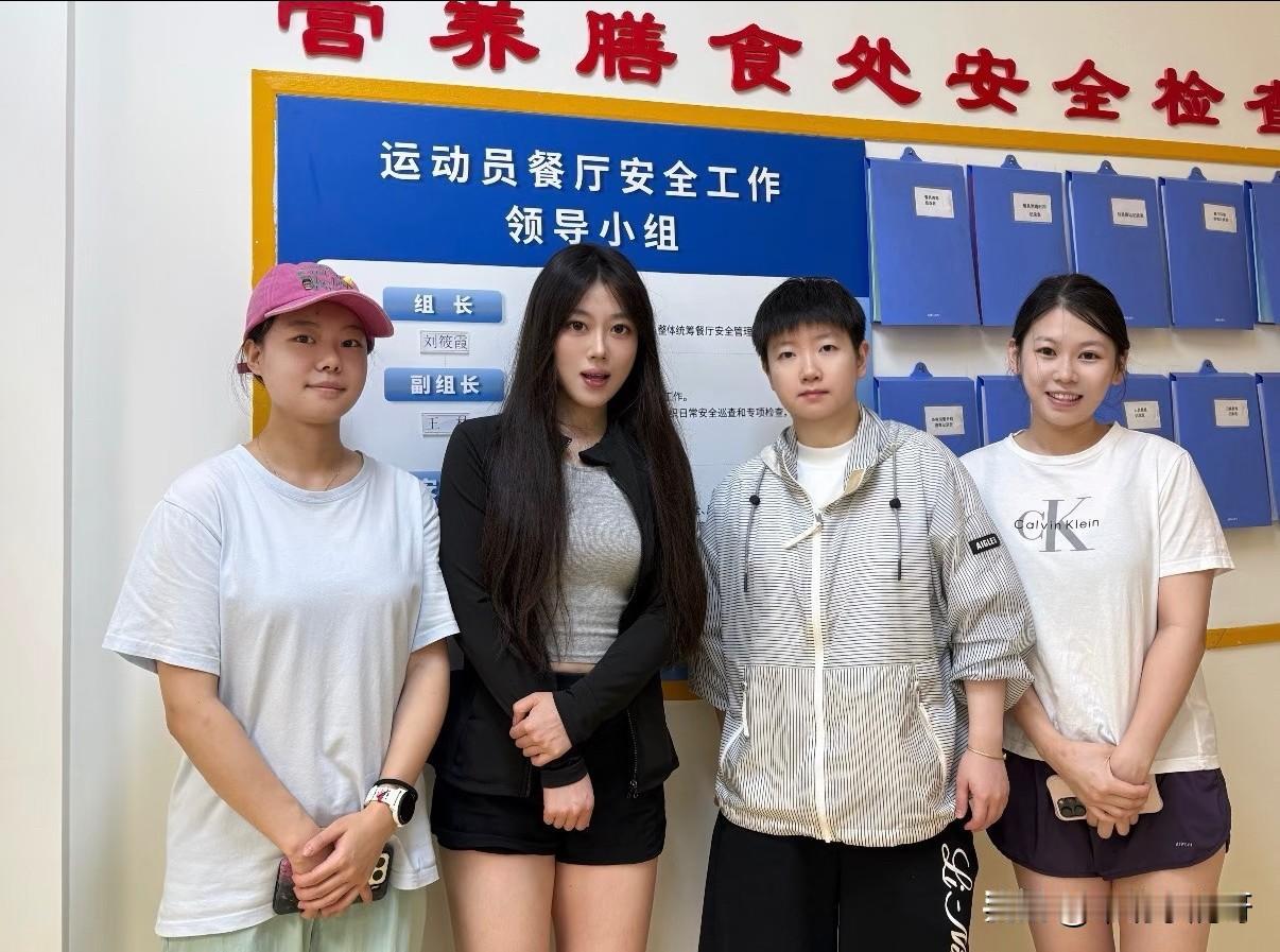 孙颖莎纯素颜就没有输过，莎莎这是换手镯了吗？刚刚发现莎莎的一张合照，应该是在体