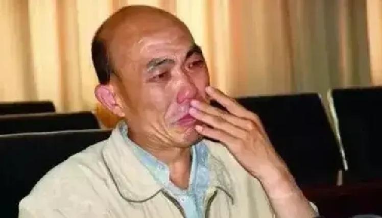 胥敬祥因为一件绿马甲被判了刑，坐了十三年牢。他当时在街上买了件毛背心，结果被朋友