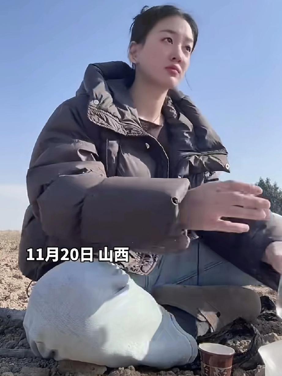 女儿拿着父亲生前喜欢的酒和牛肉，坐在坟前陪父亲喝酒，一边喝，一边哭，父亲已成墓中