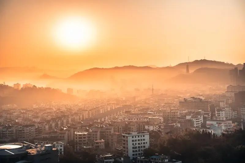 广东人别老攀亲攀戚啦，有事就喊老表，没事就叫我刁毛。这两句话是我在抖音刷到一个