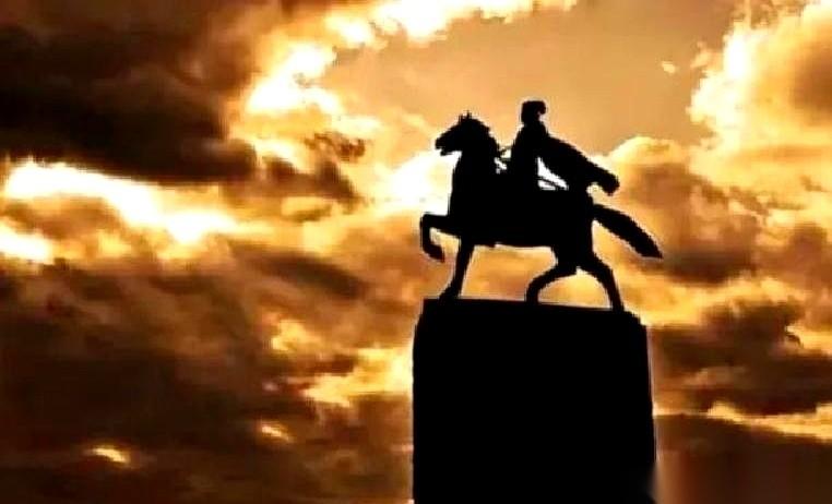 亲眼看着闯王的像被拆了，那推土机一响，心跟着咯噔一下。可魔幻的是啥呢？就在旁边