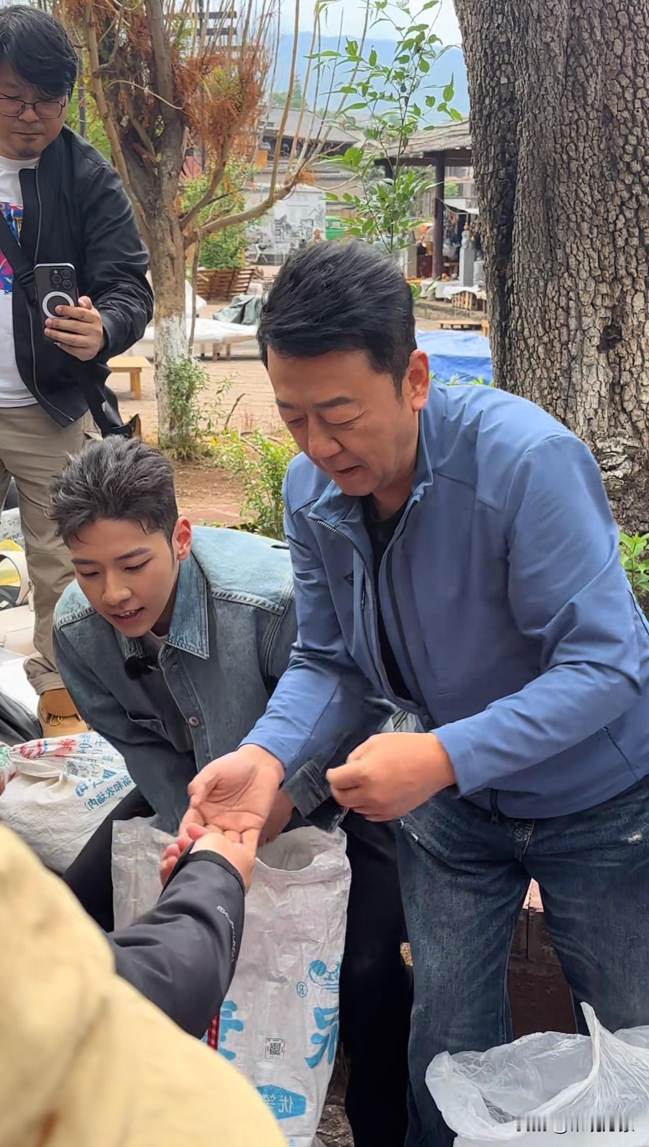 看看这是碰到谁了，郭涛父子石头郭涛助农