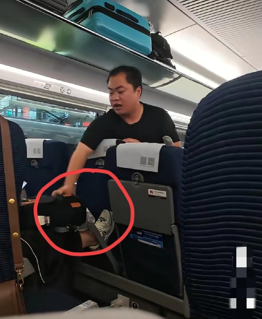 高铁上的一幕：男子乘坐高铁座椅正常想往后靠，后排女子就是不愿意，用双脚死死蹬住。