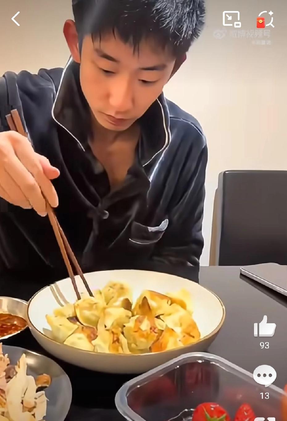 冥冥之中自有天意！半决赛结束后，吴宜泽和父母在谢菲尔德一起吃饺子，按照咱们中国人