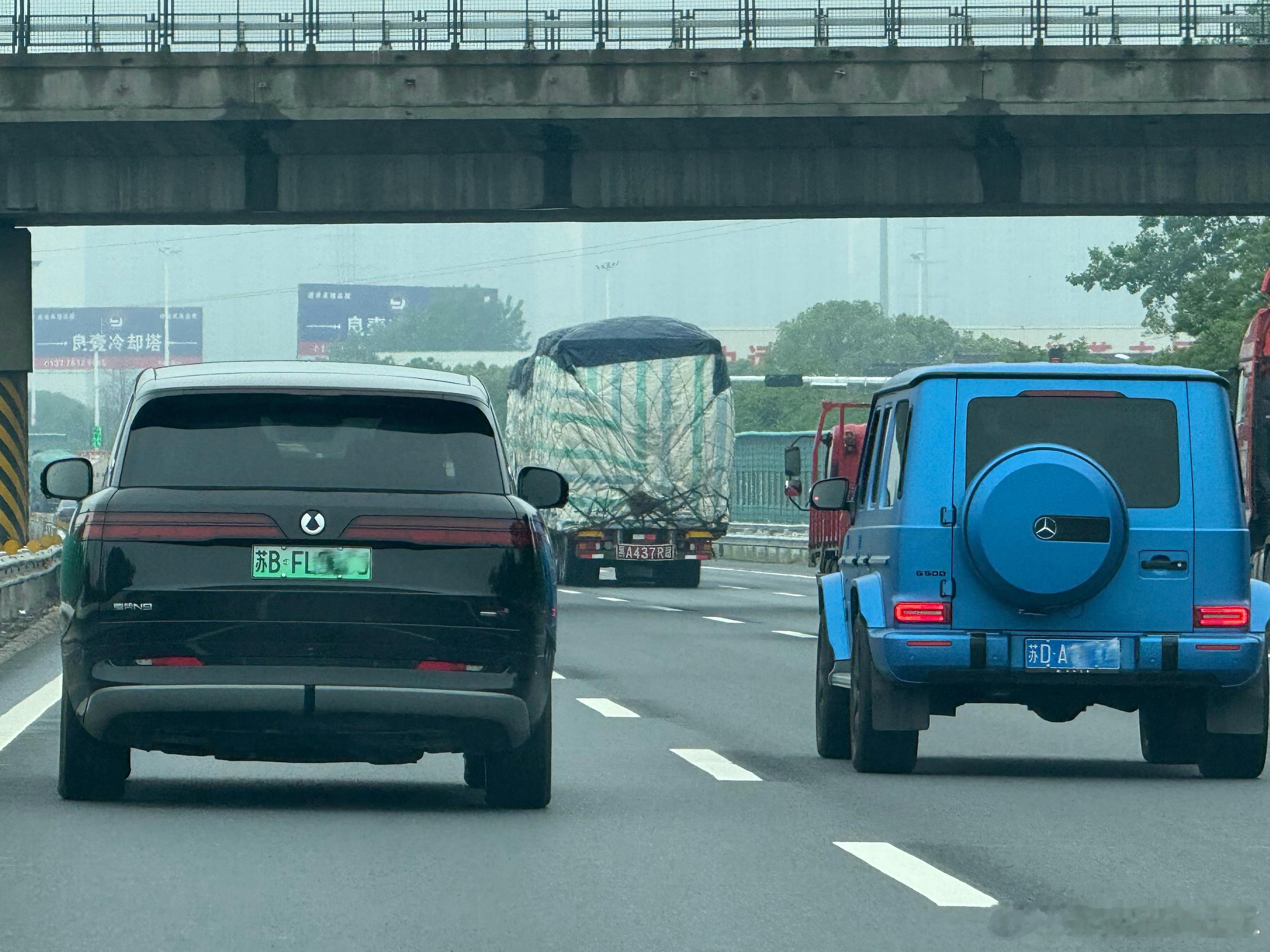 路上腾势N9也多起来了，可能很多人对N9的气场还没什么感觉，和大G、X5、Q7同
