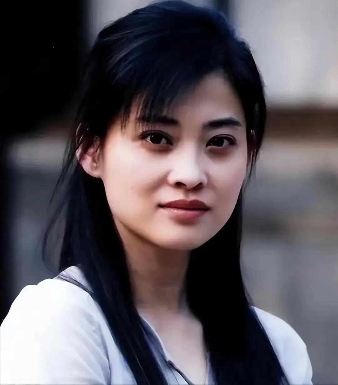 2013年，梅婷生孩子时羊水栓塞，生命垂危，医生问家属：“救大人还是救孩子？”关
