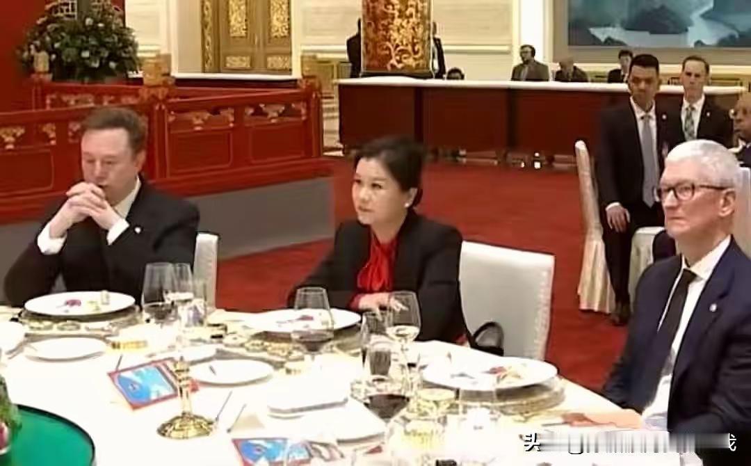🔥2026年5月14日，周群飞（蓝思科技创始人）坐马斯克与库克中间C位照刷屏