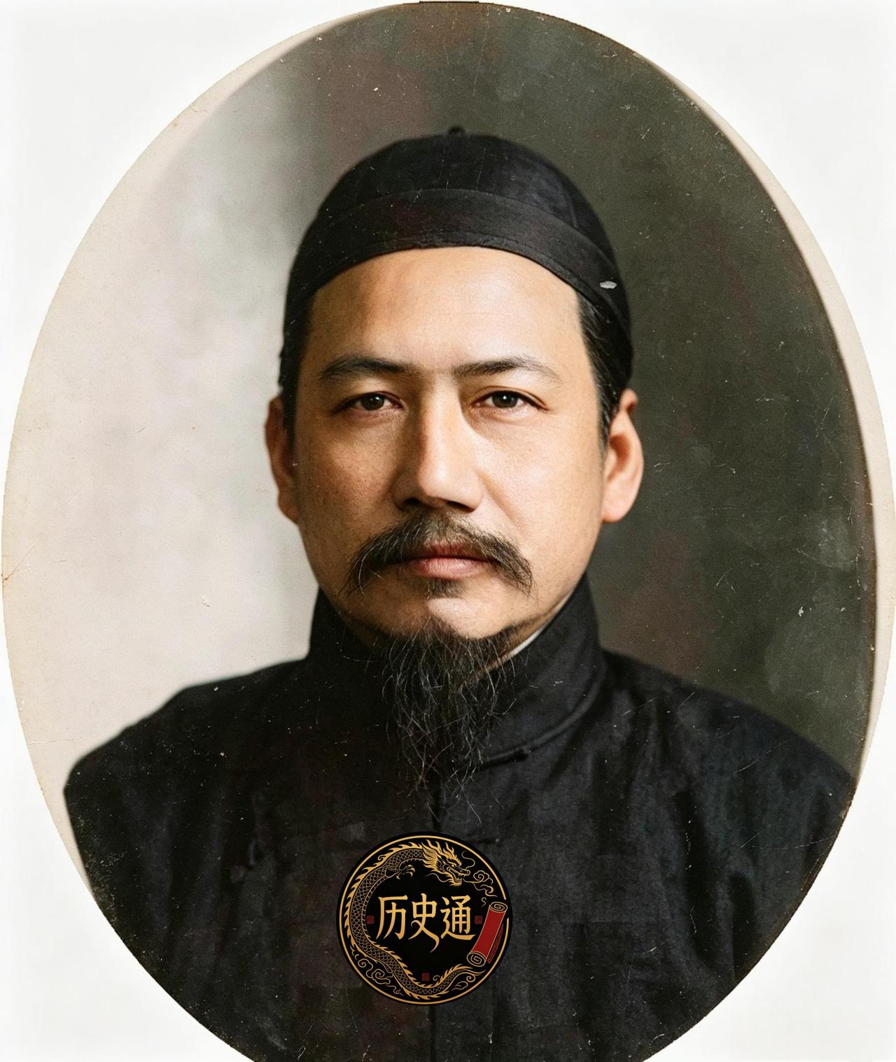 这位戴着瓜皮帽，目光如炬，一脸正气的男子在一百二十二年的殿试中夺得二甲第六名，即