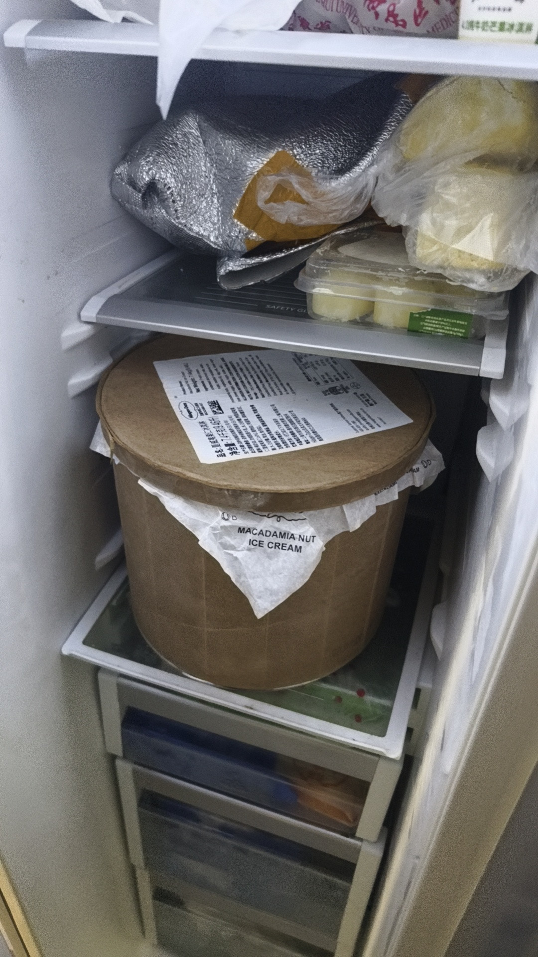 不知道谁在单位宿舍的冰箱里放了一个20斤的超级大冰淇淋，我怀疑给她带回去吃两天再