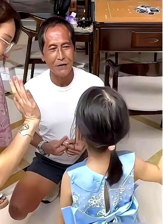 66岁的齐秦，还在拼演唱会养家。早年唱《狼》《大约在冬季》的不羁浪子，如今