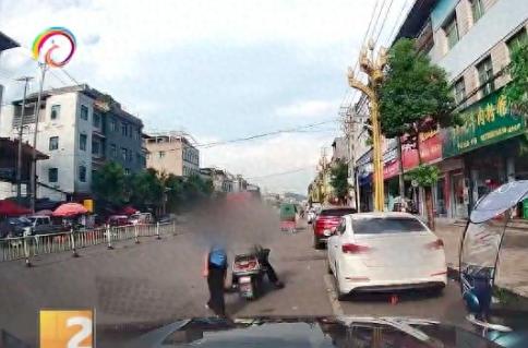 “我就骂你怎么了？”云南一男子占道违停，当众挑衅还驾车逼停警务人员，结果…… 