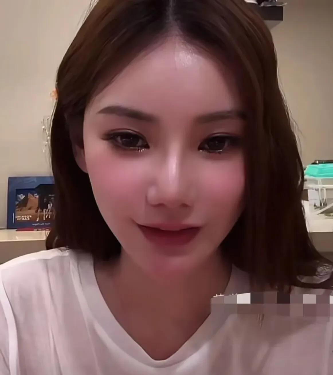 霖霖太可爱了，不停的给小梅点赞，不停的为她加油打气。吃完饭后小梅在直播，这个时