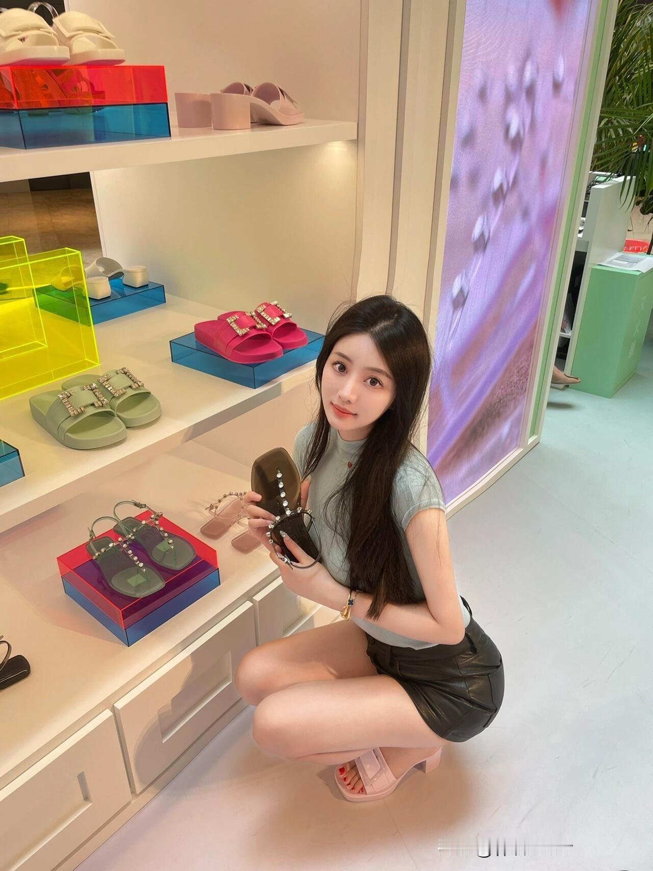 甜美少女在时尚鞋店挑选夏日凉鞋，搭配清新穿搭，快来get同款！👗👠💕