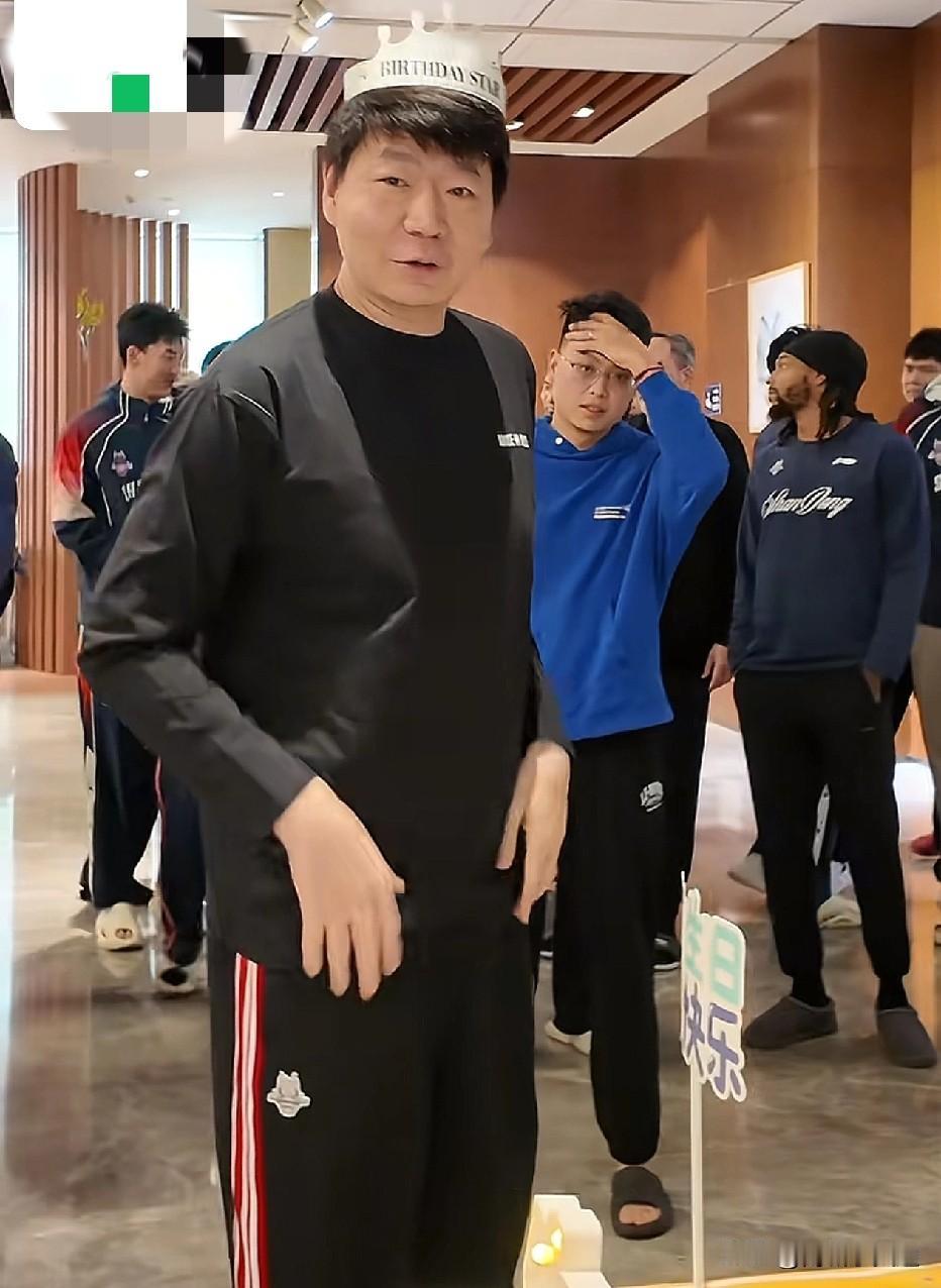 山东高速男篮主帅邱彪指导过生日了，全队一家人其乐融融。气氛非常好。今晚山东高速