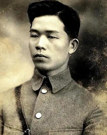 蒋介石为什么一定要杀害邓演达？今天就用大白话说清楚。 邓演达和蒋介石早年一起