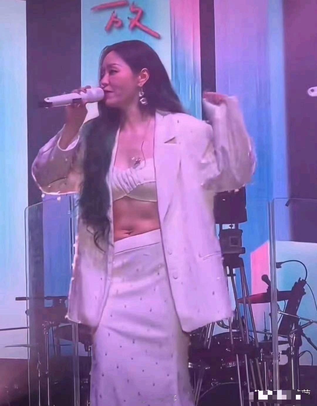 张靓颖开演唱会，谁知道亮点在她的肚子。