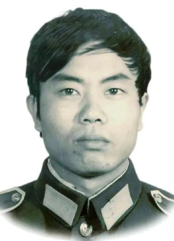 1987年，1缉毒民警，以回族老板身份打入毒贩内部，吃饭时，毒贩突然夹起一块猪肉