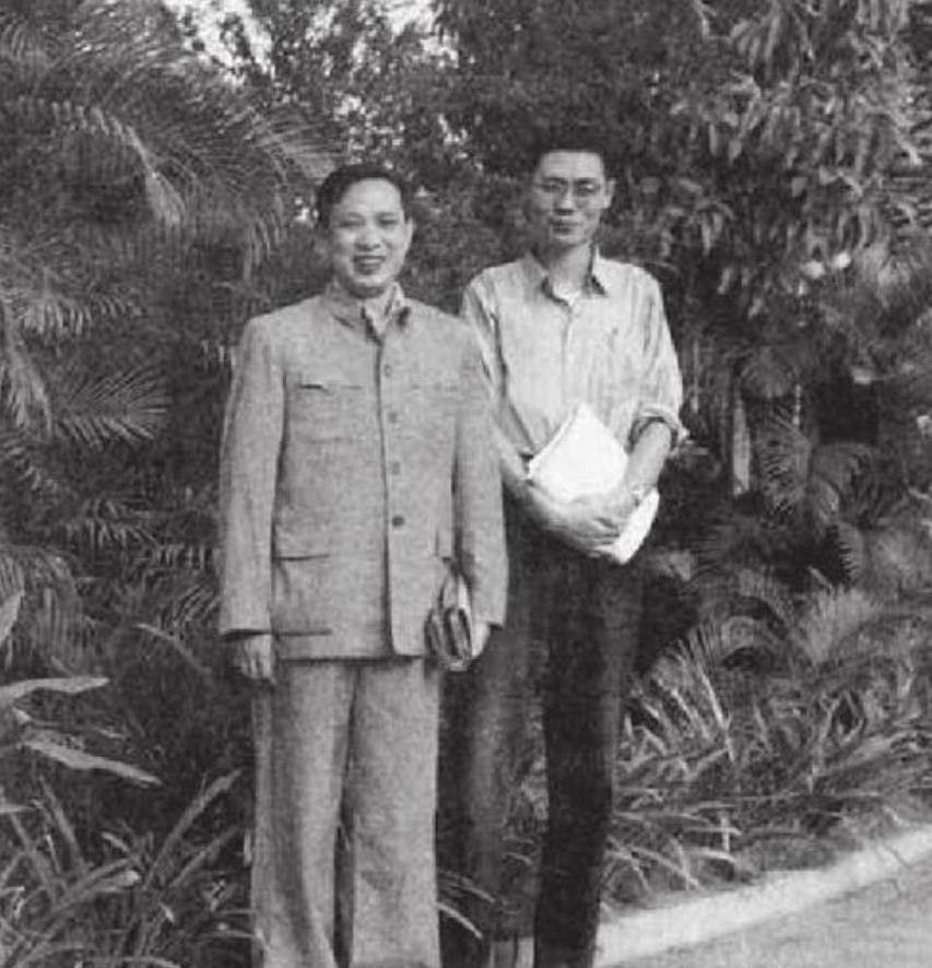1954年7月，伟人正在北戴河休养，在海边晒太阳。待他醒来，却发现黑色拖鞋不见了