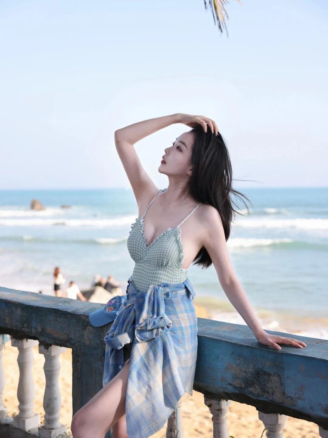 海边微风拂面，阳光洒满沙滩，享受美好时光。穿搭高雅气质美女穿出高级感，每日穿
