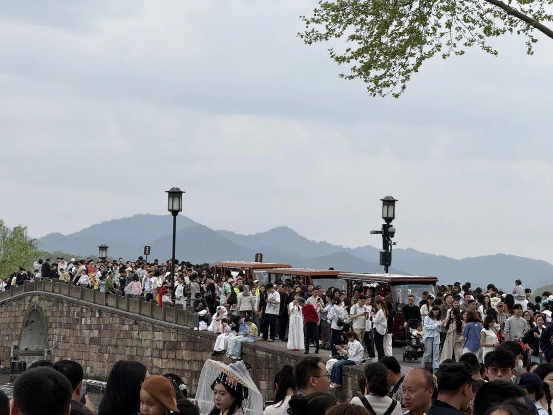 《大学生西湖边当陪拍，日赚1800元！网友：这工作也太香了吧》清明假期西湖客